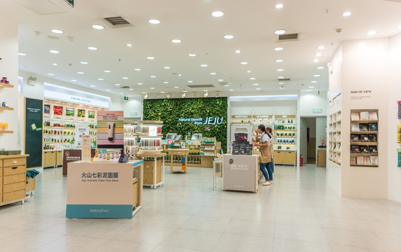 从超市货架到专卖店体验 化妆品零售的双重路径